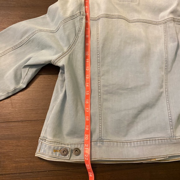 Torrid Women's Light Blue Washed Ombre Denim Jacket Size 2 Feel The Fit Stretch - Picture 12 of 12